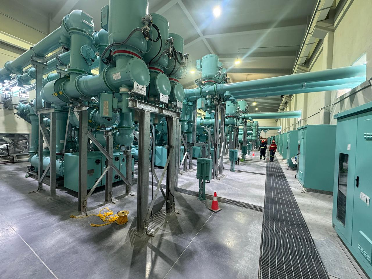 Interior de la subestación encapsulada en gas SF6 (GIS) de Las Glorias