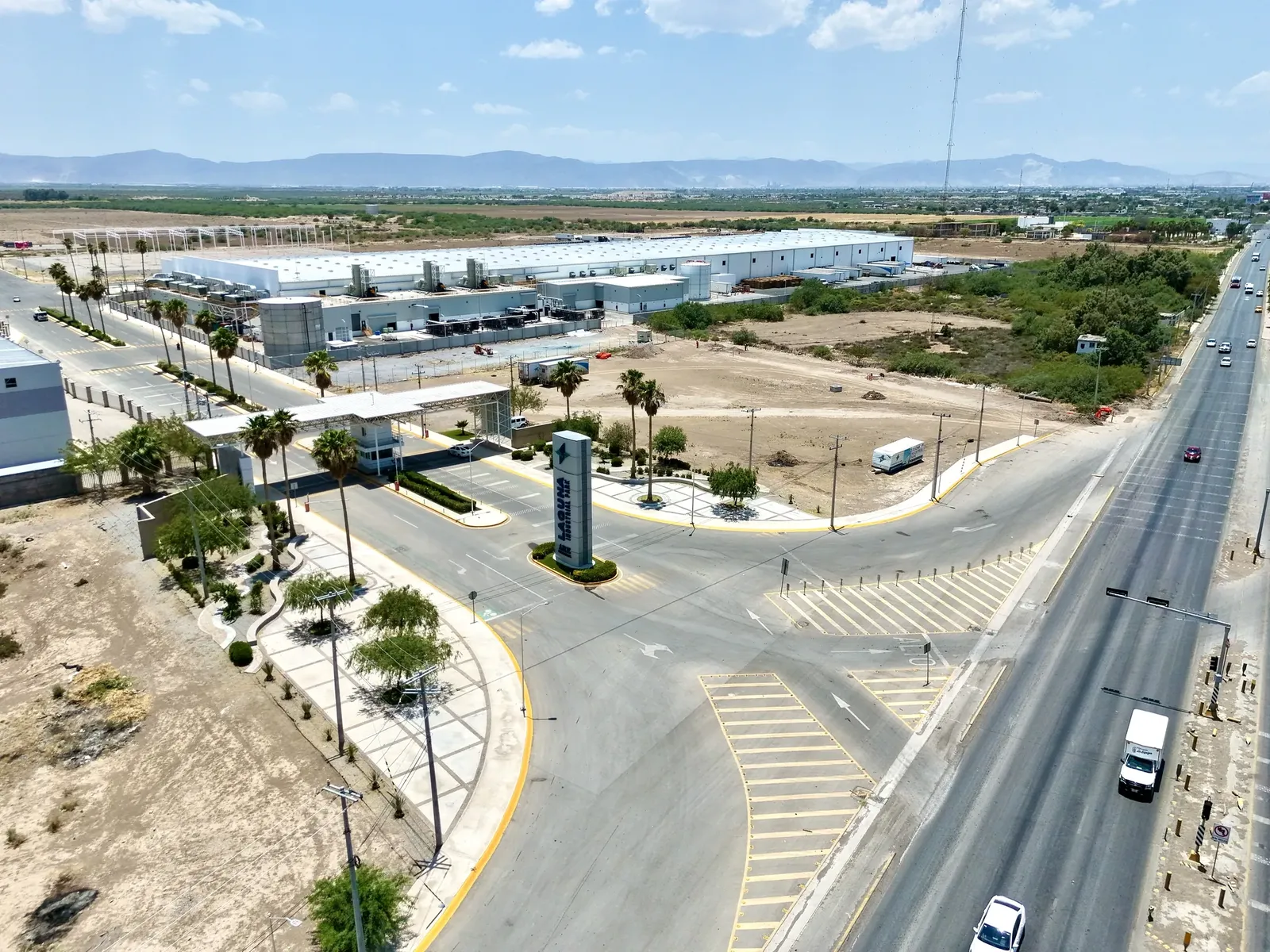 Crucero de acceso a Laguna Industrial Park con el tótem del parque, Torreón, Coahuila