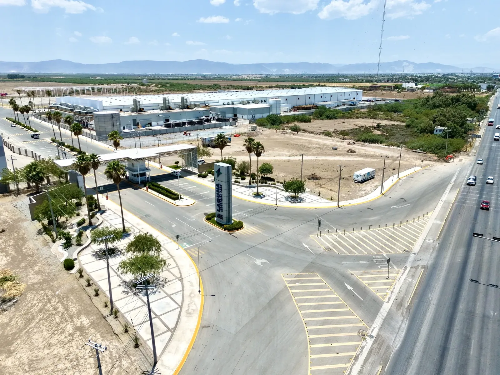 Acceso principal y tótem de Laguna Industrial Park sobre el bulevar Torreón–Matamoros