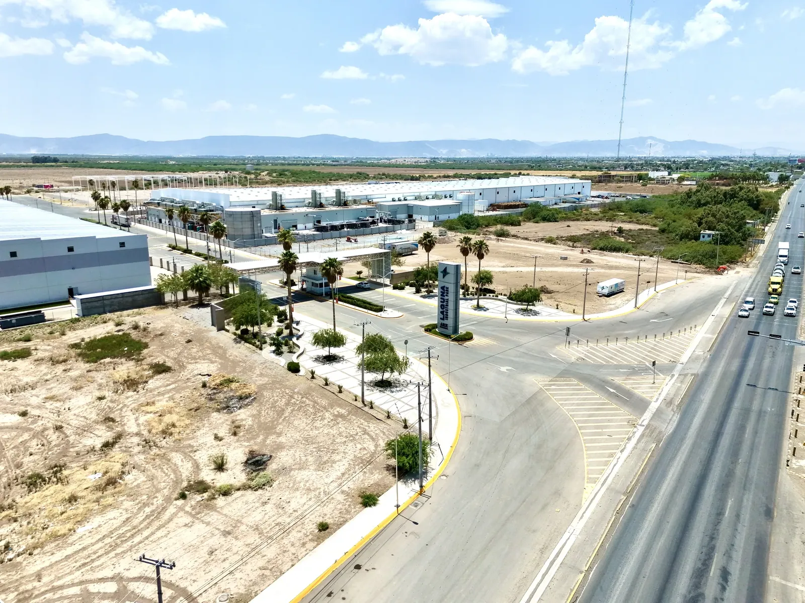 Naves industriales de Laguna Industrial Park con la sierra de Torreón al fondo, Coahuila