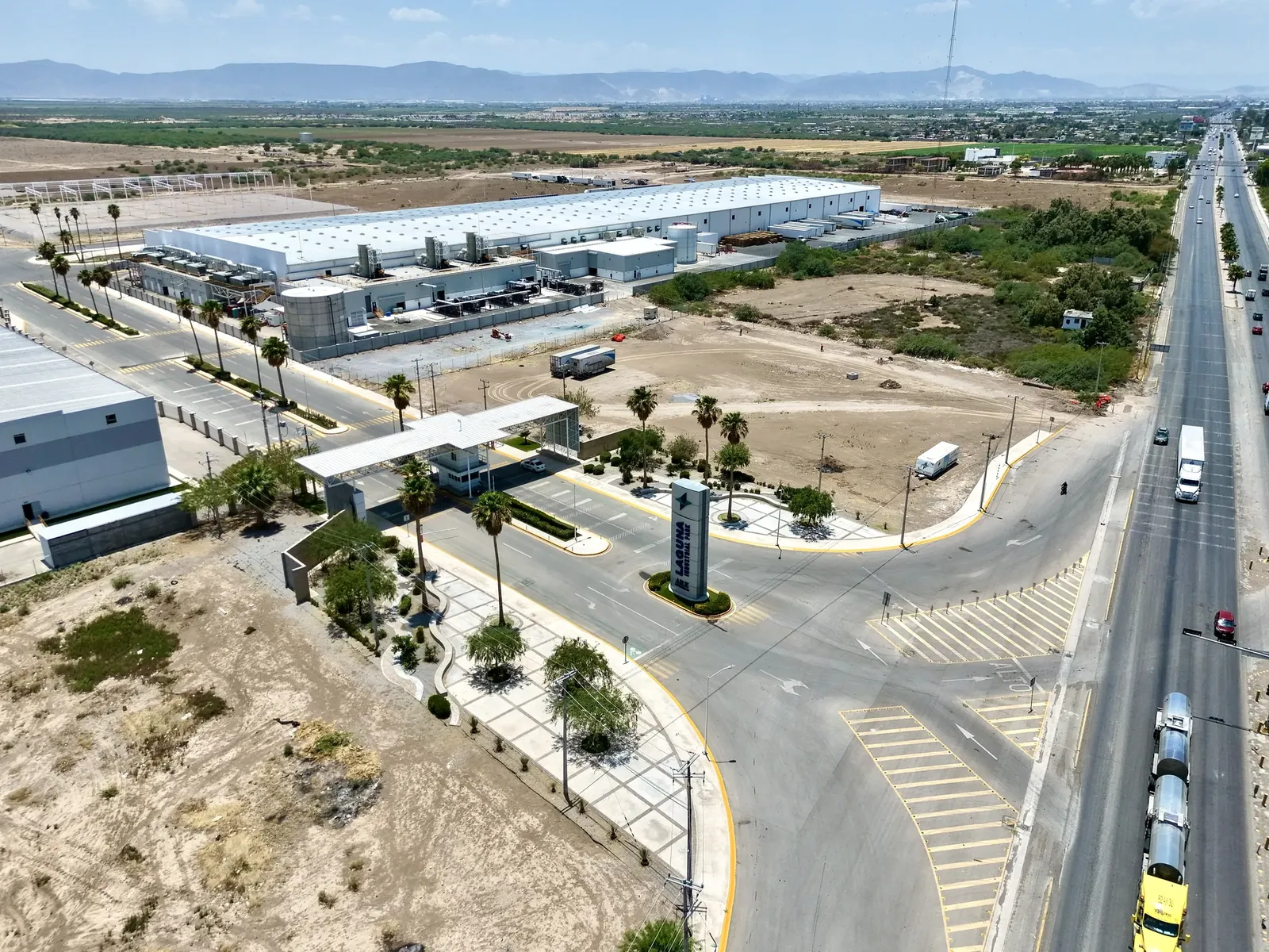 Naves industriales de Laguna Industrial Park frente al bulevar Torreón–Matamoros