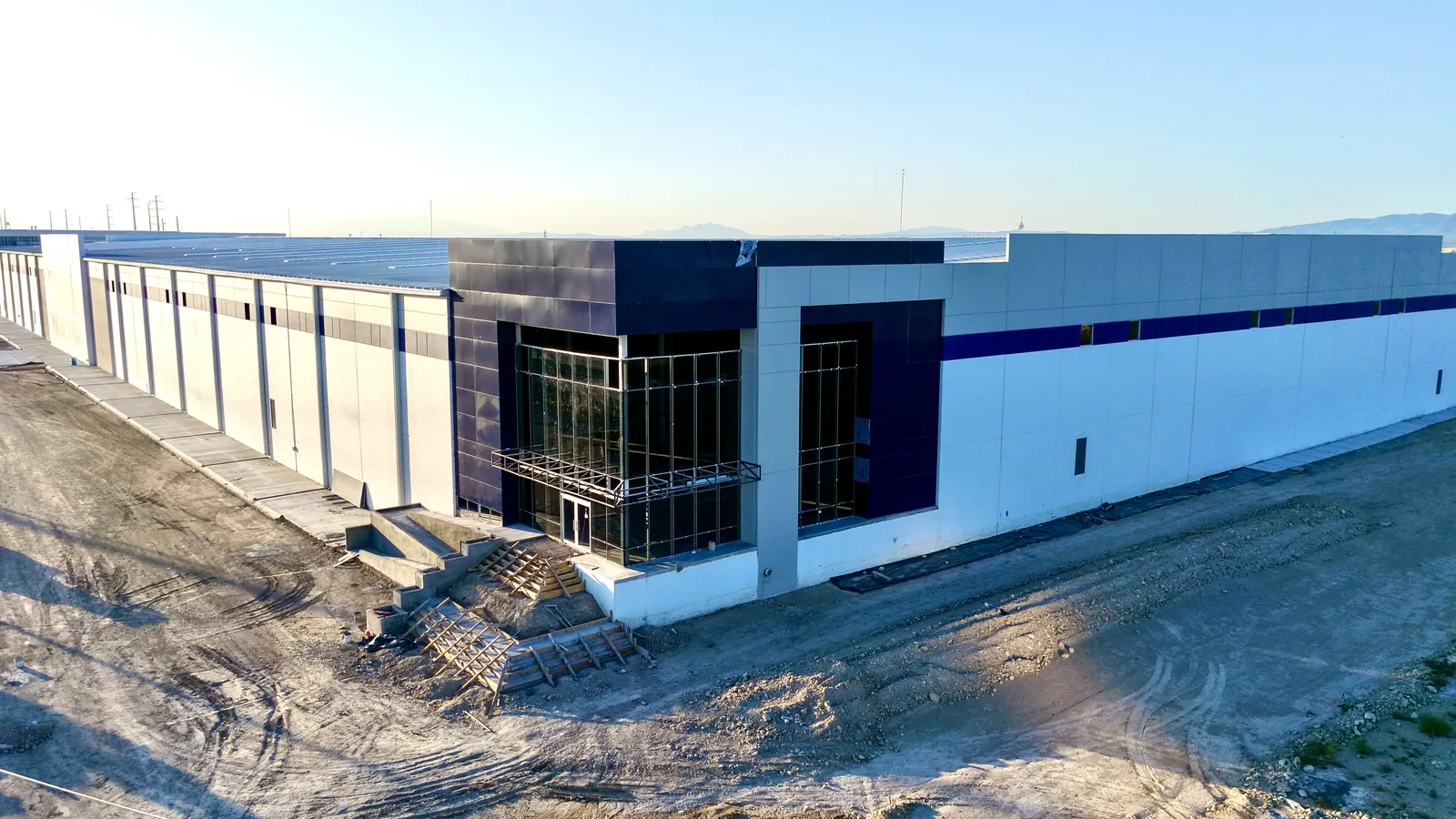 Fachada de nave industrial clase A en Mirador Apodaca — oficinas de cristal y andenes de carga