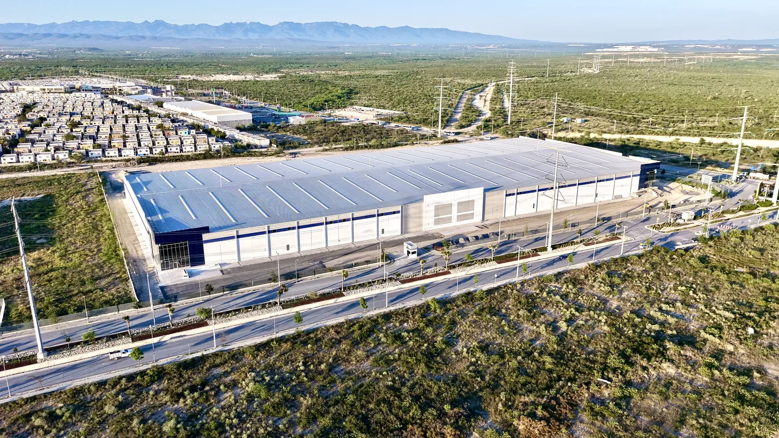Nave industrial de Mirador Apodaca con la sierra al fondo, Apodaca, Nuevo León