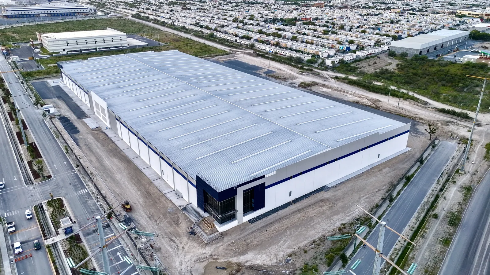Nave industrial terminada en Mirador Apodaca junto a la vialidad principal del parque