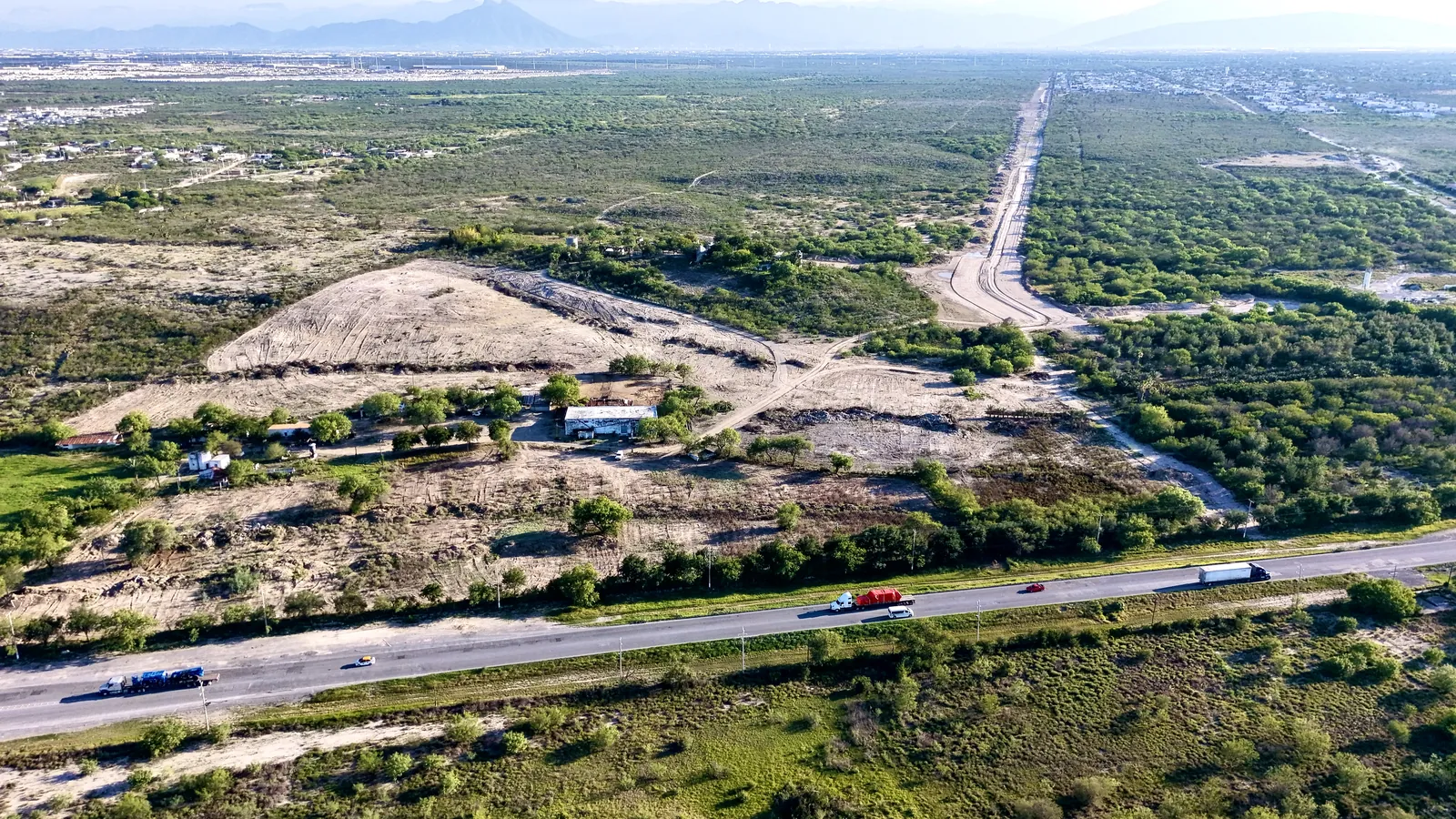 Acceso carretero a Mirador II con tránsito de tráileres, General Zuazua, Nuevo León