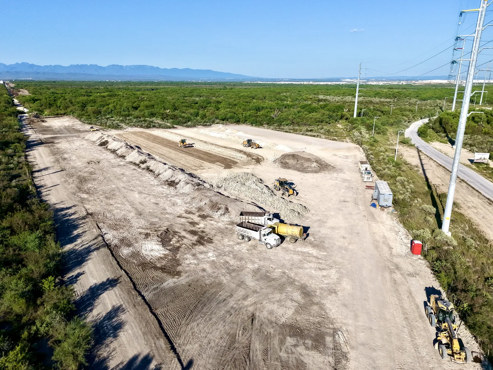 Avance de obra en Mirador II — plataformas de terracería y maquinaria en sitio