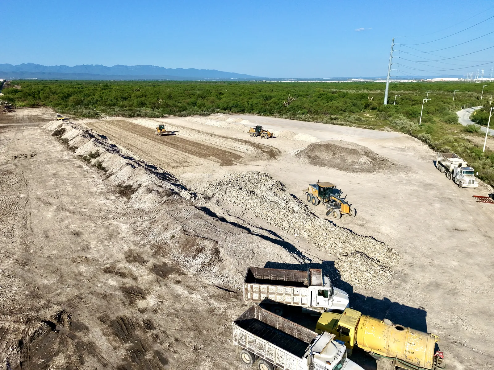 Maquinaria de nivelación trabajando en la urbanización de Mirador II, General Zuazua, Nuevo León