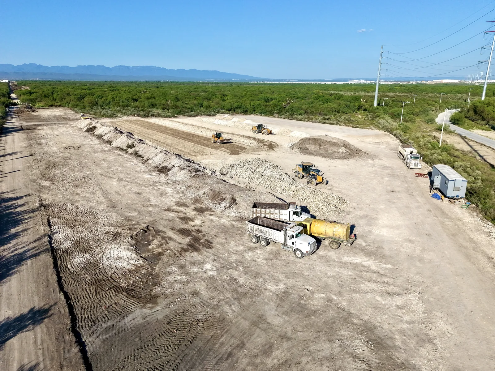 Terracería de Mirador II con la línea de alta tensión que cruza el predio, General Zuazua